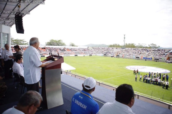 Presidente salvadoreño cancela viaje a EEUU y revive temores sobre estado de salud