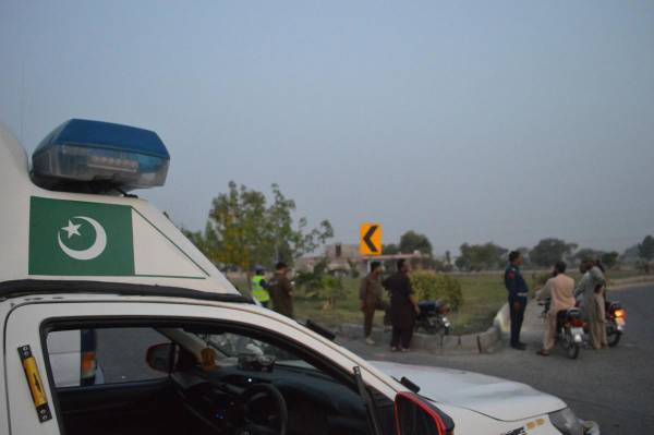 <i>La policía bloquea la carretera que lleva a un lugar donde se lanzaron misiles tras los ataques de India en Bahawalpur, provincia de Pujab, Pakistán, el 7 de mayo de 2025. EFE/EPA/FAISAL KAREEM</i>