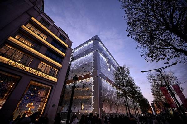 <i>Una fotografía tomada el 15 de diciembre de 2023 muestra una vista de las obras de construcción del nuevo hotel de la marca de lujo Louis Vuitton en la avenida de los Campos Elíseos de París. FOTO JULIÉN DE ROSA / AFP</i>