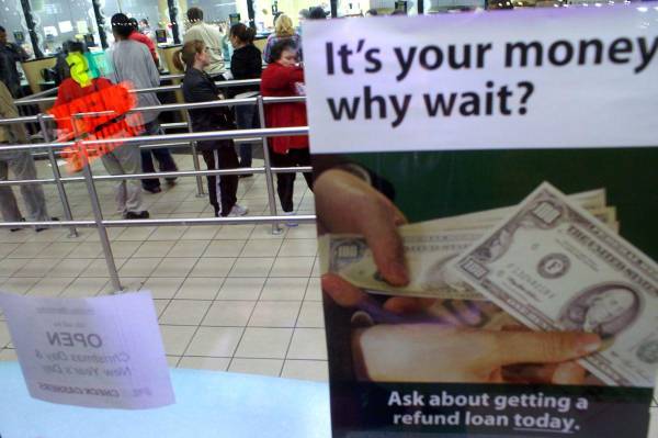 <i>Fotografía de archivo de un grupo de ciudadanos al hacer fila en un centro de envío de remesas en Austin (Texas, EE.UU.). EFE/José Castillo</i>