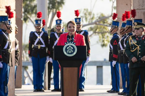 <i>La presidenta de Honduras, Xiomara Castro, condenó la injerencia del presidente Donald Trump en las elecciones generales del 30 de noviembre en el país centroamericano. Foto de cortesía</i>