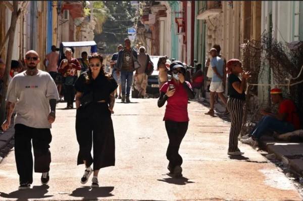 <i>El desgaste y la ansiedad por la crisis son elevados, y la escasez, la inflación y los apagones constantes atizan el descontento entre la población. (Foto: EFE)</i>