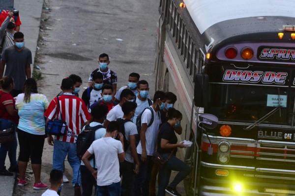 Sale de Honduras primera caravana migrante de 2021, Guatemala en estado de prevención