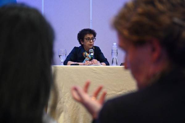 <i>La Relatora Especial de la ONU sobre la libertad de opinión y expresión, Irene Khank, habla durante una conferencia de prensa en Tegucigalpa, el 27 de octubre de 2023. (Foto de Orlando SIERRA / AFP)</i>
