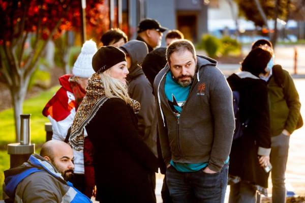 <i>FOTO Los clientes de Silicon Valley Bank, Ben Sand y Sarah Swan, esperan la apertura de una sucursal en la sede de SVB en Santa Clara, California, el 13 de marzo de 2023. NOAH BERGER / AFP</i>