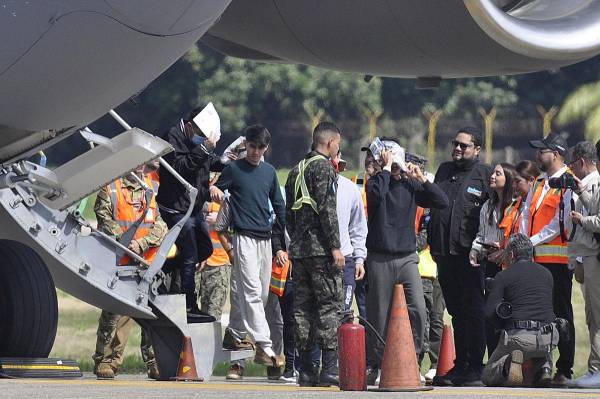 <i>Personas deportadas llegan en un avión militar estadounidense, a la base aérea Armando Escalon ubicada en San Pedro Sula (Honduras). Imagen de archivo. EFE/Jose Valle</i>