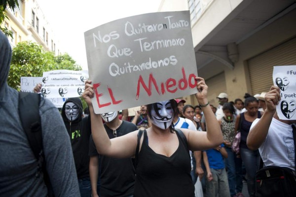 Guatemaltecos piden renuncia de Presidente y Vicepresidenta por corrupción