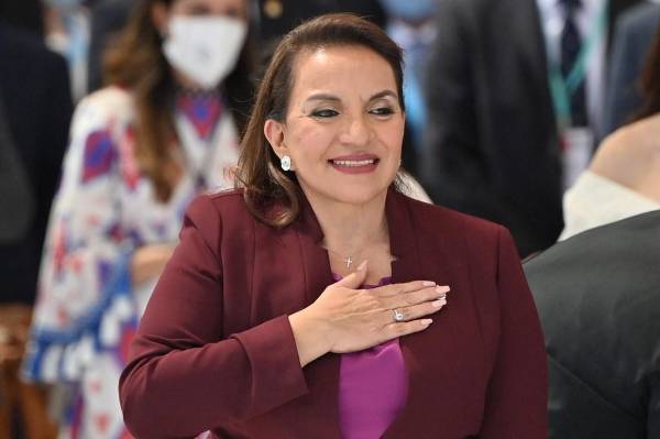 <i>La presidenta electa de Honduras, Xiomara Castro, hace un gesto tras juramentar durante su ceremonia de investidura en Tegucigalpa, el 27 de enero de 2022. - ARCHIVO E&amp;N</i>