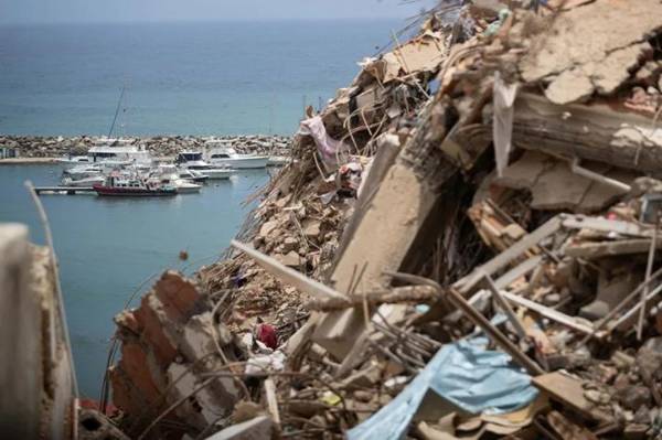 Fotografía que muestra escombros de edificios destruidos por los terremotos, en La Guaira (Venezuela). EFE/ Ronald Peña R.