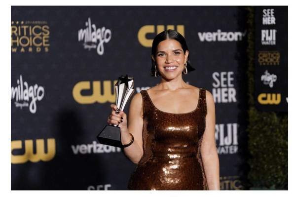 <i>America Ferrera acepta el premio See Her 2024 en los Critics Choice Awards el 14 de enero de 2024 en Santa Mónica, California. FOTO Presley Ann/Getty Images para SeeHer/AFPPresley Ann / GETTY IMAGES NORTEAMÉRICA / Getty Images vía AFP</i>