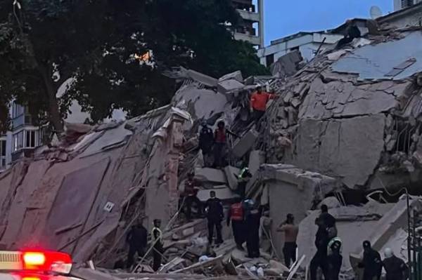 Varios edificios cedieron tras el fuerte estremecimiento que duró varios minutos. (Foto: DW/AFP)