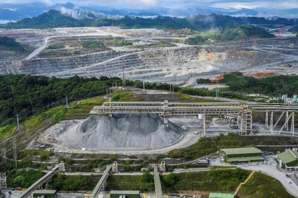 <i>Vista aérea de la mina Cobre Panamá en Donoso, provincia de Colón, 120 km al oeste de la ciudad de Panamá, el 06 de diciembre de 2022. - La mina de cobre a cielo abierto de propiedad extranjera, la más grande de Centroamérica y que representa el 75% de Las exportaciones de Panamá, corren el riesgo de cerrarse si no renegocia un nuevo contrato con el gobierno para seguir operando. (Foto por Luis ACOSTA / AFP)</i>