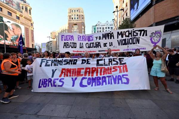 <i>Los manifestantes sostienen carteles que dicen Rubiales y mafia machista fuera y Feministas y anticapitalistas, libres y combativas durante una manifestación convocada por asociaciones feministas en apoyo a la centrocampista española Jenni Hermoso, en Madrid el 28 de agosto de 2023. Un número creciente de voces denuncian El presidente de la Federación Española de Fútbol, Luis Rubiales, tras su beso forzado en los labios de Jenni Hermoso en la final del Mundial femenino. Rubiales fue suspendido provisionalmente por la FIFA durante 90 días el 26 de agosto, y los fiscales españoles abrieron una investigación preliminar por abuso sexual el 28 de agosto. (Foto de OSCAR DEL POZO / AFP)</i>