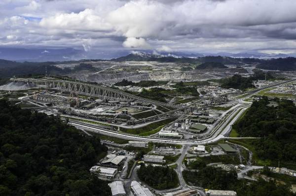 <i>Vista aérea de la mina Cobre Panamá en Donoso, provincia de Colón, 120 km al oeste de la ciudad de Panamá, el 06 de diciembre de 2022. - La mina de cobre a cielo abierto de propiedad extranjera, la más grande de Centroamérica y que representa el 75% de Las exportaciones de Panamá, corren el riesgo de cerrarse si no renegocia un nuevo contrato con el gobierno para seguir operando. (Foto por Luis ACOSTA / AFP)</i>