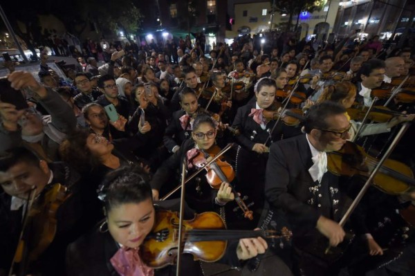 Cientos de mariachis dan serenata masiva en Plaza Garibaldi para reactivar turismo