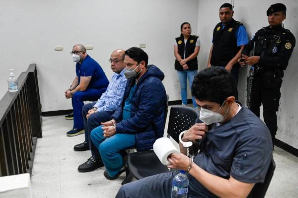 <i>Los médicos guatemaltecos (D-I) Ángel Valez, Danny Chocoj, Orlando Rodas y Mario Bolaños son vistos después de una audiencia en un tribunal de delitos de trata de personas, en la Ciudad de Guatemala el 3 de marzo de 2023. - Las fuerzas de seguridad de Guatemala, con el apoyo de los Estados Unidos, arrestó a cuatro médicos acusados de tráfico de órganos después de que supuestamente le extrajeran un riñón a un paciente sin su consentimiento durante una cirugía, dijo la oficina del fiscal. (Foto por Johan ORDONEZ / AFP)</i>