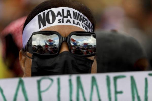 <i>La gente participa en una marcha de protesta contra el contrato gubernamental con la empresa minera canadiense First Quantum y su filial Minera Panamá en la ciudad de Panamá, el 29 de octubre de 2023. FOTO ROBERTO CISNEROS/AFP</i>