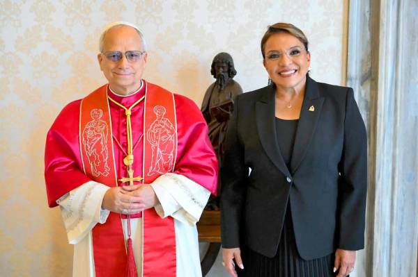 La mandataria hondureña se encuentra en Roma desde este miércoles y viajó acompañada de sus hijos Héctor y Zoe, y miembros de su equipo de prensa. Foto de cortesía