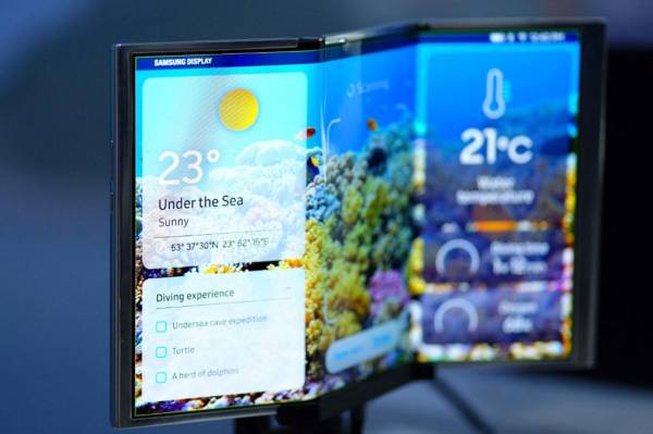<i>El prototipo Flex-S se muestra en el stand del fabricante surcoreano Samsung y Oled en el Mobile World Congress (MWC), la mayor reunión anual de la industria de las telecomunicaciones, en Barcelona el 27 de febrero de 2024. FOTO Pau Barrena / AFP</i>