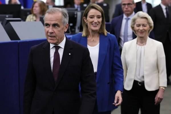 <i>La presidenta de la Comisión Europea, Ursula von der Leyen (D), la presidenta del Parlamento Europeo, Roberta Metsola (C) y el primer ministro de Canadá, Mark Carney (I) llegan al Hemiciclo del Parlamento Europeo en Estrasburgo, Francia, el 16 de septiembre de 2026. EFE/EPA/RONALD WITTEK</i>