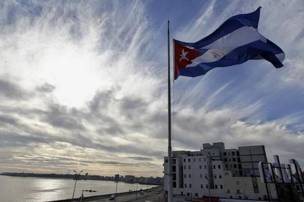 <i>El total de ciudadanos cubanos expulsados alcanzaría unas 21 personas, entre diplomáticos y familiares. (Foto: EFE</i><b>)</b>