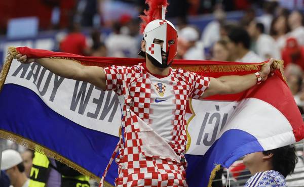 <i>Un aficionado de Croacia anima este miércoles, en un partido del grupo L del Mundial de la FIFA 2026 entre Inglaterra y Croacia en el estadio AT&amp;T en Dallas (EE.UU.). EFE/ Mariscal</i>