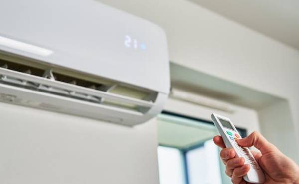 Contar con un sistema de aire acondicionado incrementa el consumo eléctrico del hogar en un 36 % en promedio. Foto de Lazy_Bear / Getty Images/iStockphoto