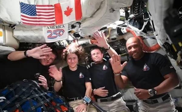 Captura de video tomada de la cuenta oficial en X @NASA que muestra desde la izquierda a los astronautas; Reid Wiseman, Christina Koch, Jeremy Hansen y Victor Glover saludando durante una conversación en directo desde la nave Orión de la misión Artemis II. EFE/ @NASA