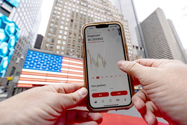 <i>Una persona revisa el movimiento de la criptomoneda Dogecoin en una aplicación móvil en Nueva York (EE.UU.). Foto de archivo. EFE/ Ángel Colmenares</i>