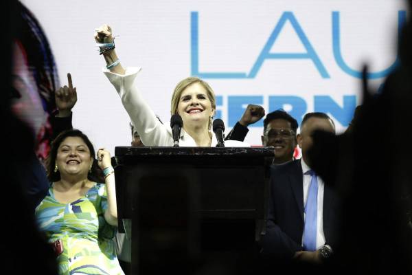La candidata derechista del Partido Pueblo Soberano Laura Fernández celebra este domingo, en San José (Costa Rica). Fernández obtuvo un contundente triunfo en la primera ronda de las elecciones presidenciales celebradas en Costa Rica, en las que registró un apoyo del 49,61 % tras el escrutinio del 69,4 % de las mesas. EFE/ Jeffrey Arguedas