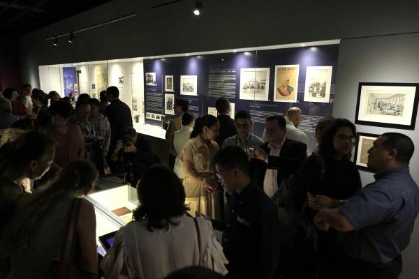 <i>Personas asisten a la inauguración de la sala 'Construyendo el Canal de Panamá' este martes, en ciudad de Panamá (Panamá). El Museo del Canal de Panamá, con 28 años de una labor de rescate de la memoria histórica del país y de su centenaria vía acuática que sirve al comercio mundial, abre al público este miércoles una de sus salas con un renovado enfoque museográfico y experiencias interactivas sobre la construcción de esa magna obra y su impacto global. EFE/ Bienvenido Velasco</i>