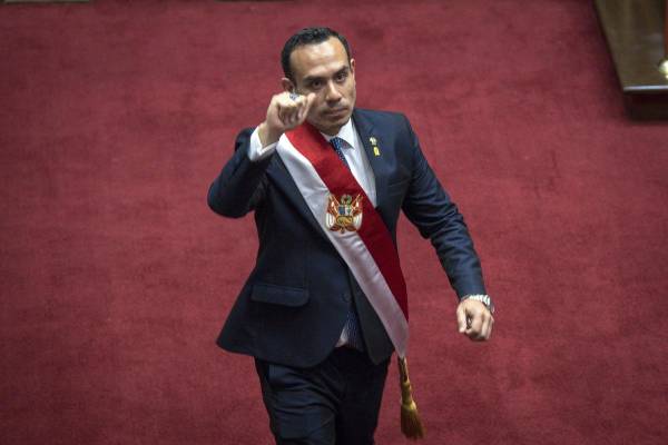 <i>El presidente interino de Perú, José Jerí Oré tras jurar su cargo ante el Pleno del Congreso este jueves en Lima, (Perú). Jerí, prometió este viernes en su primer discurso en el cargo empezar a construir las bases de la reconciliación del país, que atraviesa una crisis constante que parece no tener fin, tras haber destituido minutos antes a la presidenta Dina Boluarte de manera exprés y abrupta. EFE/ John Reyes Mejía</i>
