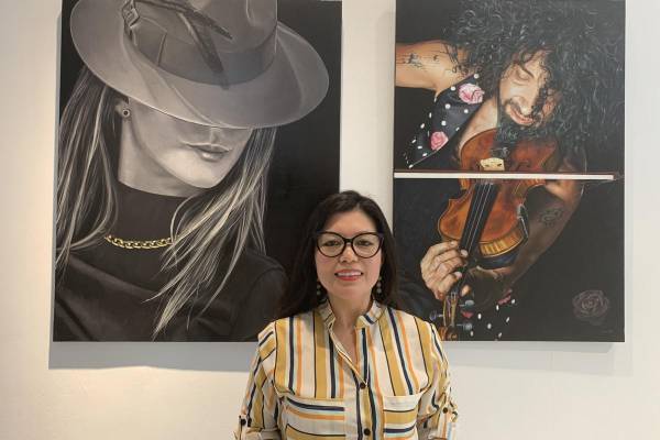 La pintora hondureña Patricia Nieto, afincada en Madrid, explora la condición humana en sus coloridos retratos, que este jueves se presentan en el Ateneo de la capital española en la muestra En la hondura del alma, un viaje a nuestro interior. EFE/ María Inmaculada Balbás