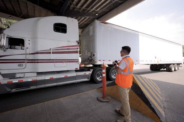 <i>Las autoridades aduaneras de Centroamérica trabajan en un plan para agilizar el paso de mercancías de empresas certificadas como Operadores Económicos Autorizados (OEA) por las fronteras de la región. EFE/ SIECA y la SAT de Guatemala</i>
