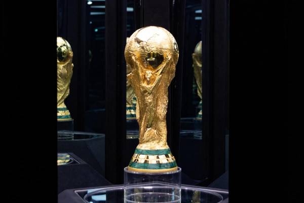 <i>Fotografía de Carlos Ramírez, en la que puede verse en una imagen de archivo del pasado 3 de mayo el trofeo de la Copa Mundial de la FIFA 2026. EFE</i>