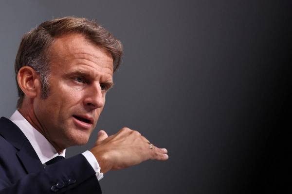 El presidente de Francia, Emmanuel Macron, advirtió de que la Unión Europea responderá a Estados Unidos si Donald Trump aplica, como ha amenazado, aranceles a los Veintisiete por la regulación del mercado digital o por la fiscalidad a las empresas del sector. EFE/EPA/MANON CRUZ / POOL MAXPPP OUT