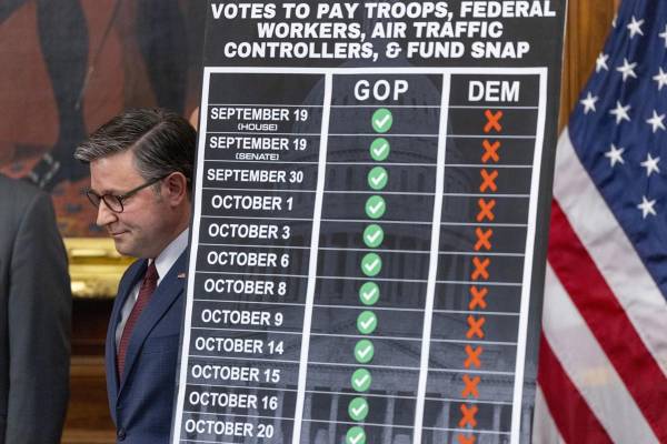 <i>El presidente de la Cámara de Representantes, Mike Johnson, participa en una conferencia de prensa sobre el cierre del Gobierno en el Capitolio de EE.UU. en Washington, DC, EE.UU. EFE/SHAWN THEW </i>