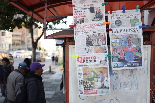 <i>Personas observan periódicos que anuncian los resultados de la segunda vuelta presidencial este lunes, en La Paz (Bolivia). Bolivia afronta un corto período de transición después de la victoria del centrista Rodrigo Paz Pereira en la segunda vuelta presidencial. EFE/ Luis Gandarillas</i>