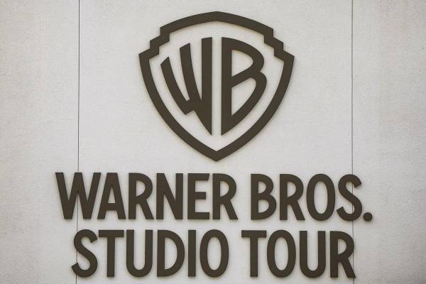 <i>El logotipo de Warner Bros. se observa en el complejo de estudios de Warner Bros. Studios en Los Ángeles, California (EE. UU.), el 23 de abril de 2026. EFE/CHRIS TORRES</i>
