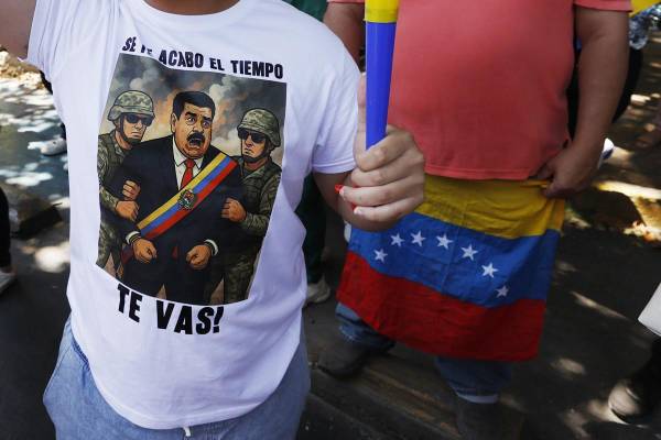 Ciudadanos venezolanos celebran durante una manifestación este sábado, en Santiago (Chile). Miles de venezolanos salieron a las calles para celebrar entre vítores, llantos y cánticos la detención por parte de Estados Unidos del presidente de Venezuela, Nicolás Maduro, y muchos expresaron su deseo de volver a su patria a reencontrarse con sus seres queridos. EFE/ Elvis González