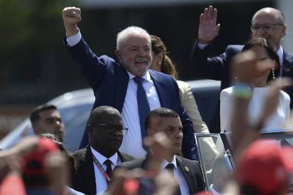 Luiz Inacio Lula da Silva aseguró que su ensayo en el diario neoyorquino busca establecer un diálogo abierto y franco con el presidente de Estados Unidos (Photo by CARL DE SOUZA / AFP)