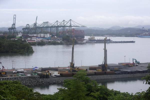 <i>Fotografía que muestra personas trabajando en la construcción del cuarto puente sobre el Canal de Panamá, este lunes en Ciudad de Panamá (Panamá). El presidente de Panamá, José Raúl Mulino, denunció un sobrecosto de 1.800 millones de dolares en la construcción del cuarto puente sobre el Canal, a cargo de un consorcio chino con 5 años de retraso en su entrega, tras el cambio de los planos originales en 2020. EFE/Carlos Lemos</i>