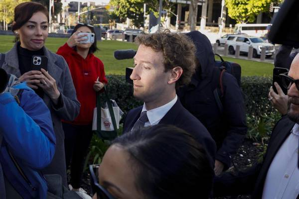<i>Mark Zuckerberg, director ejecutivo de Meta Platforms, llega para comparecer ante el tribunal en el Tribunal Superior del Condado de Los Ángeles en el centro de Los Ángeles, California, EE. UU. EFE/EPA/CHRIS TORRES</i>