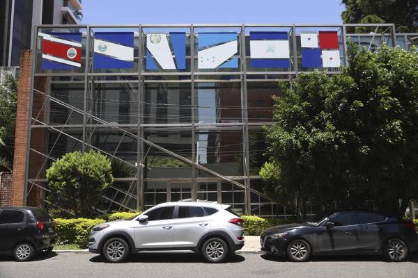<i>Fotografía que muestra la fachada de la sede de la Secretaría de Integración Económica Centroamericana (SIECA) este miércoles, en Ciudad de Guatemala (Guatemala). El secretario general de la SIECA, Francisco Lima Mena, considera que existen claros avances en la integración comercial del istmo, pese a los retos que ha tenido que enfrentar la región. EFE/ Mariano Macz</i>