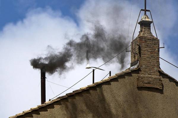 <i>El humo negro sale de la chimenea situada encima de la Capilla Sixtina, en el segundo día del cónclave para elegir un nuevo papa, en la Ciudad del Vaticano, el 8 de mayo de 2025. (Papa) EFE/EPA/ANGELO CARCONI</i>