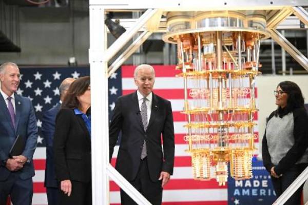 El presidente de EE. UU., Joe Biden, mira una computadora cuántica mientras visita las instalaciones de IBM en Poughkeepsie, Nueva York, el 6 de octubre de 2022. - Foto de MANDEL NGAN / AFP