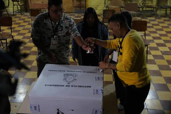 <i>Representantes del Consejo Nacional Electoral de Honduras preparan material electoral en un centro de votación este domingo, en Tegucigalpa (Honduras). Las elecciones generales en Honduras, que definirán si el partido Libertad y Refundación (Libre, izquierda) se mantiene en el poder o si retorna el bipartidismo tradicional de los Partido Nacional y Liberal, se iniciaron este domingo a las 07:00 hora local (13:00 GMT). EFE/ Gustavo Amador</i>