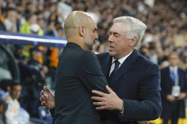 <i>Pep Guardiola y Carlo Ancelotti se saludan durante un partido de Liga de Campeones como entrenadores del Manchester City y el Real Madrid. EFE/Kiko Huesca</i>