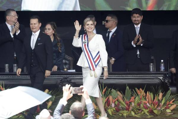 <i>La presidenta electa de Costa Rica, Laura Fernández, saluda en su ceremonia de investidura para el periodo 2026-2030, este viernes, en el Estadio Nacional de San José (Costa Rica). EFE/ Jeffrey Arguedas</i>