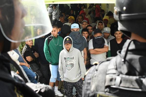 <i>Fotografía del 17 de noviembre de 2025 que muestra a integrantes de la Mara Salvatrucha durante una requisa al interior de la Cárcel de Pavoncito, en Fraijanes (Guatemala). Las cárceles se han convertido desde hace décadas en los centros de mando de las pandillas que operan en Guatemala, organizando tras las rejas el millonario negocio de las extorsiones a comerciantes, que les permite vivir con grandes privilegios, mientras lideran la ola de violencia que golpea al país centroamericano. EFE/ Alex Cruz</i>